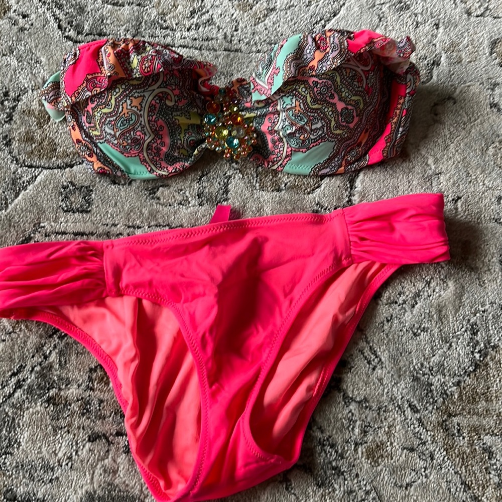 Very gently worn bling strapless Victoria’s Secret bikini!! 32B/small bottoms